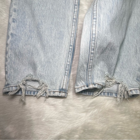 Abercrombie and Fitch light wash the mom hi rise jeans - Picture 2 of 5